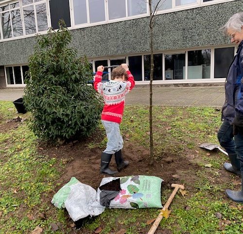 Fruitbomen en -struiken geplant bij het Vierbeekcollege om de biodiversiteit te vergroten.
